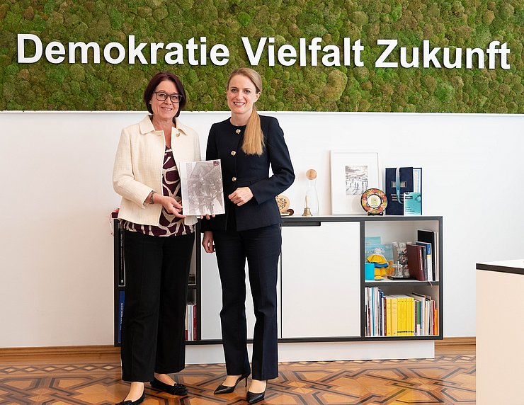 LRH-Direktorin Monika Aichholzer-Wurzer (re.) überreichte Landtagspräsidentin Sonja Ledl-Rossmann den Tätigkeitsbericht 2025.