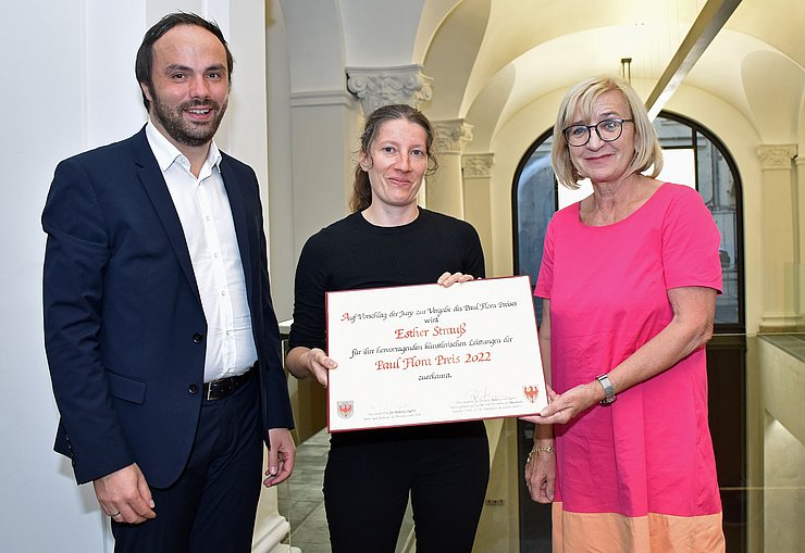 von links: LR Philipp Achammer, Esther Strauß, LRin Beate Palfrader.