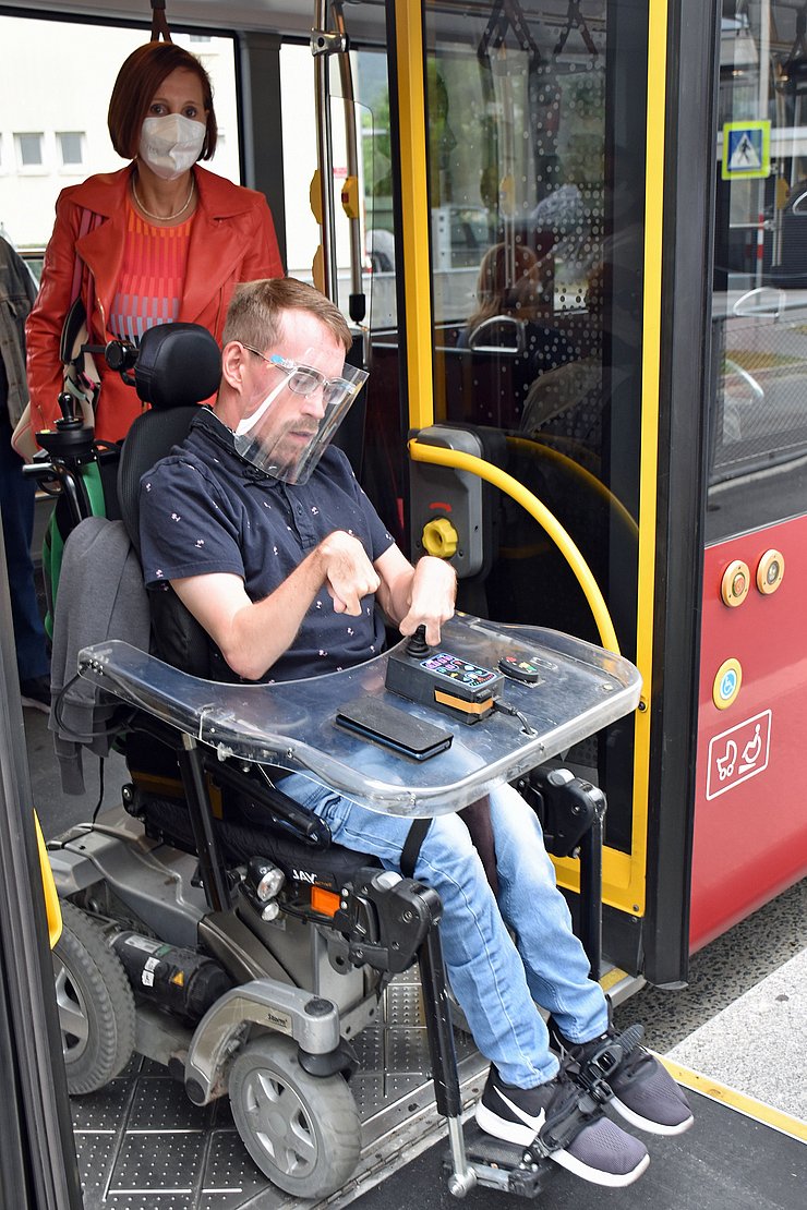 Mit der Linie R pendelt Jakob Rauchbauer an Werktagen täglich zwischen Wohngemeinschaft und Tagesstruktur.
