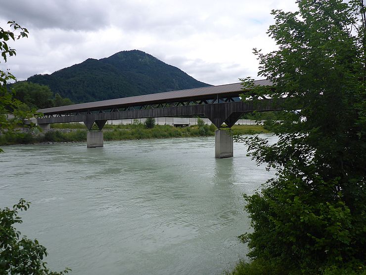 Die Aufgrund massiver Schäden bleibt die 124 Meter lange, überdachte Holzfachwerkbrücke zwischen Erl und Oberaudorf gesperrt.