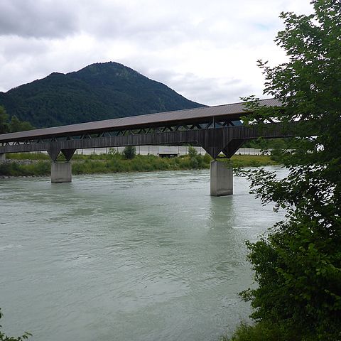 Die Aufgrund massiver Schäden bleibt die 124 Meter lange, überdachte Holzfachwerkbrücke zwischen Erl und Oberaudorf gesperrt.