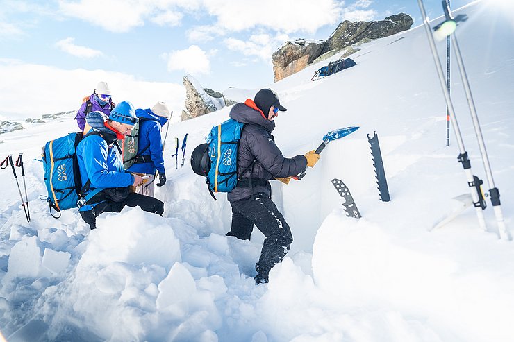 Mann in Schnee schaufelnd