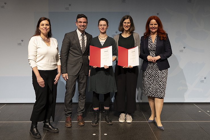 © Land Tirol/Sedlak Gruppenfoto mit Nachwuchsforscherinnen der fh gesundheit.