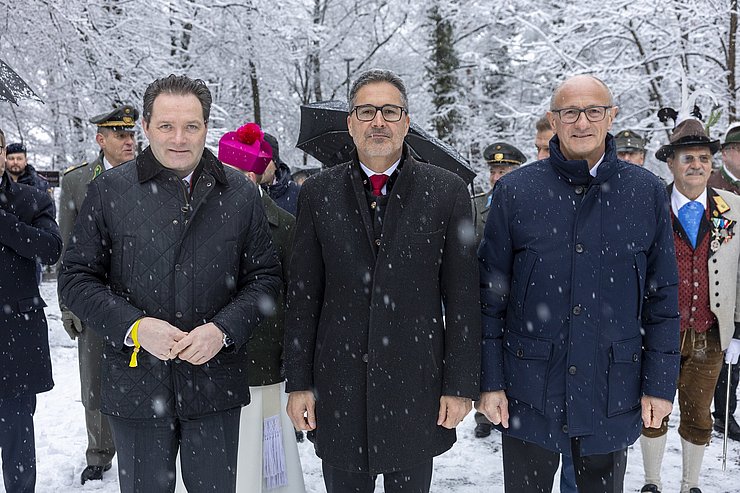 Bundeminister Totschnig, Landeshauptmann Mattle und Landeshauptmann Kompatscher vor dem Denkmal.