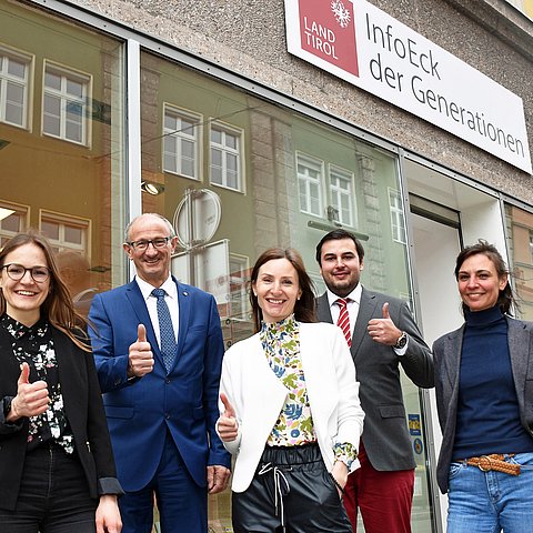 Gruppenfoto vor dem InfoEck der Generationen in Innsbruck