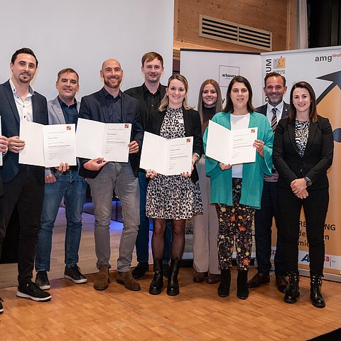 LRin Astrid Mair (1.v.re.), Kammerrat Markus Obojes (Arbeiterkammer Tirol, 3.v.li.), Fachkräftekoordinator der Wirtschaftskammer Tirol David Narr (2.v.re.) und ÖGB-Jugendsekretärin Sandra Hofer (4.v.re.) mit Ausgezeichnete LehrlingsausbilderInnen der Stufe 3. 