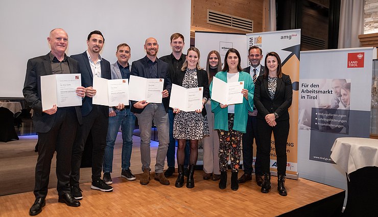 LRin Astrid Mair (1.v.re.), Kammerrat Markus Obojes (Arbeiterkammer Tirol, 3.v.li.), Fachkräftekoordinator der Wirtschaftskammer Tirol David Narr (2.v.re.) und ÖGB-Jugendsekretärin Sandra Hofer (4.v.re.) mit Ausgezeichnete LehrlingsausbilderInnen der Stufe 3. 