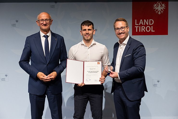 Verleihung Tiroler Sportehrennadel in Gold mit Brillant, v.l.n.r. LH Anton Mattle, Riccardo Schöpf, 1. LHStv. Philip Wohlgemuth