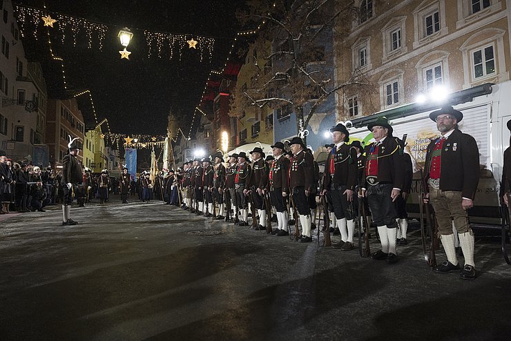 Landesüblicher Empfang mit der Schützenkompanie Kitzbühel, der Stadtmusik Kitzbühel und Abordnungen der Tiroler Traditionsverbände.