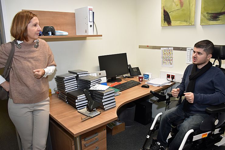 Landesrätin Gabriele Fischer im Gespräch mit Enes Sertkaya über die Herausforderungen für Menschen mit Behinderungen am Ersten Arbeitsmarkt.