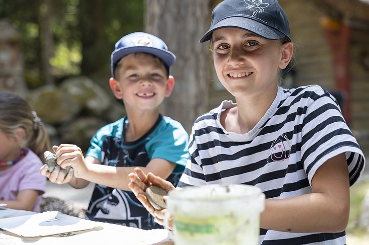 © Land Tirol/Sedlak Kinder beim Basteln