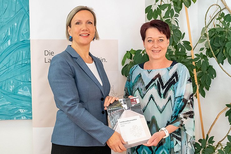 Landesvolksanwältin Doris Winkler-Hofer (li.) präsentierten heute den Jahresbericht 2022.