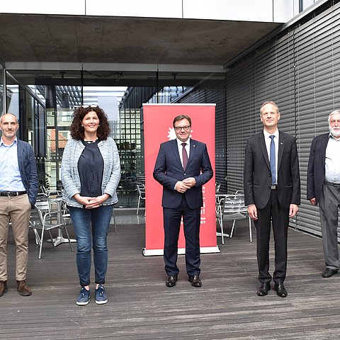 v.li.: Arbeitsgruppenleiter „Kulturelle Wurzeln und Perspektiven“ Massimo Rospocher, Arbeitsgruppenleiterin „Kommunikation“ Sabina Frei, LH Günther Platter, Arbeitsgruppenleiter „Institutionelle Aspekte“ Walter Obwexer sowie Präsident Franz Fischler.