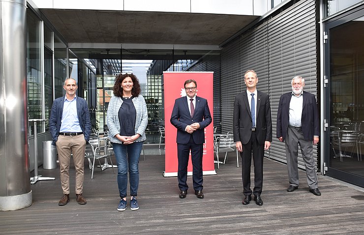 v.li.: Arbeitsgruppenleiter „Kulturelle Wurzeln und Perspektiven“ Massimo Rospocher, Arbeitsgruppenleiterin „Kommunikation“ Sabina Frei, LH Günther Platter, Arbeitsgruppenleiter „Institutionelle Aspekte“ Walter Obwexer sowie Präsident Franz Fischler.