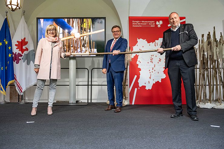 Kulturlandesrätin Beate Palfrader, Günther Platter und Peter Assman, Direktor der Tiroler Landesmuseen, mit einem Wanderstock, der mit GPS ausgestattet ist und von Museum zu Museum weitergereicht wird. 