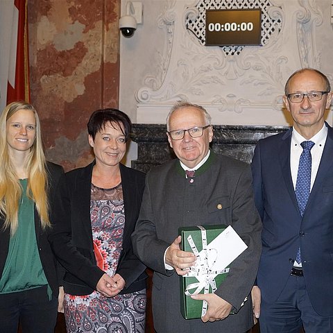 v.l. LT-VPin Mag.a Stephanie Jicha, LTPin Sonja Ledl-Rossmann, LAD-Stellvertreter HR Dr. Dietmar Schennach und LT-VP Anton Mattle