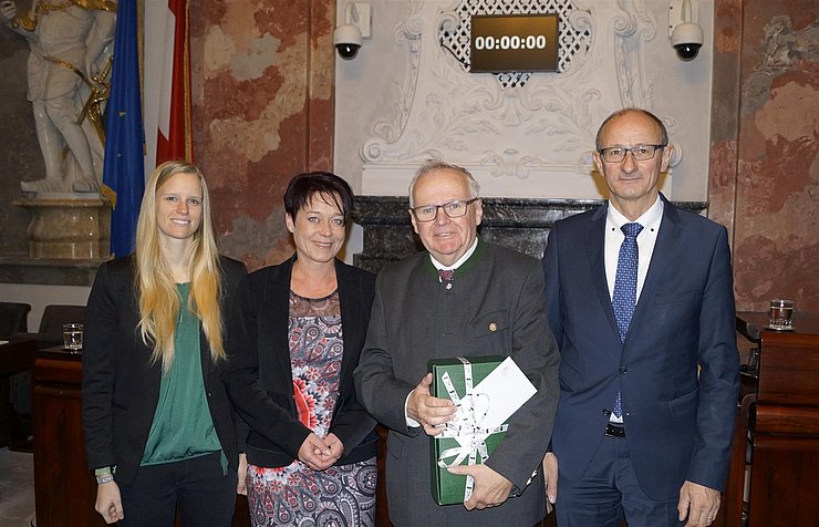 v.l. LT-VPin Mag.a Stephanie Jicha, LTPin Sonja Ledl-Rossmann, LAD-Stellvertreter HR Dr. Dietmar Schennach und LT-VP Anton Mattle