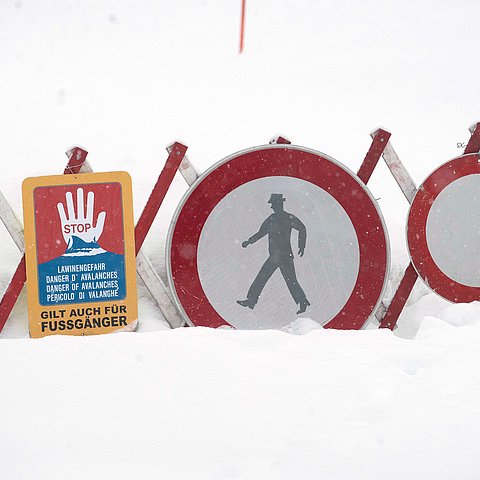 Lawinengefahr Weg gesperrt