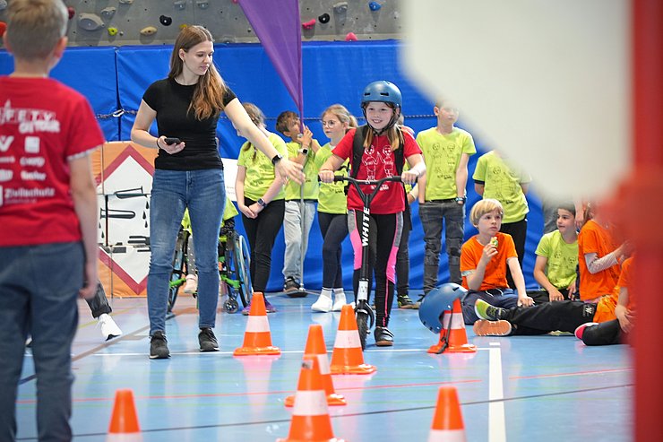 © Land Tirol Kind auf Roller vor einem Parkour aus Hütchen