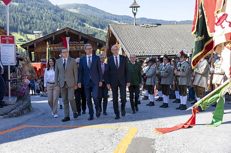 © Land Tirol/Sedlak Personen schreiten Front ab