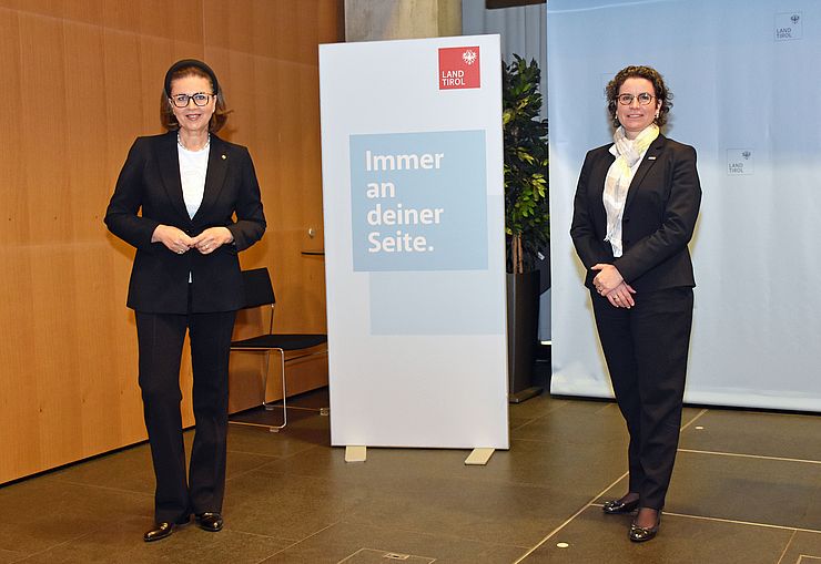(von links): Landesrätin Patrizia Zoller-Frischauf mit UMIT TIROL Rektorin Prof. Sandra Ückert.