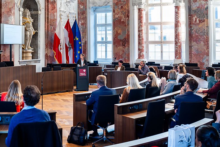 Teilnehmende aus Politik, Verwaltung und Forschung folgten interessiert den Ausführungen.