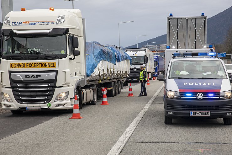 Polizisten kontrollieren einen LKW.