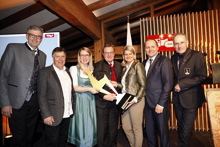 Auf dem Kitzbühel-Empfang (v.li.): Bgm Klaus Winkler, Präsident des ÖSV Peter Schröcksnadel, Bundesministerin Margarete Schramböck, LH Günther Platter, Bundesministerin Klaudia Tanner, LHStv Josef Geisler und KSC-Präsident Michael Huber. 