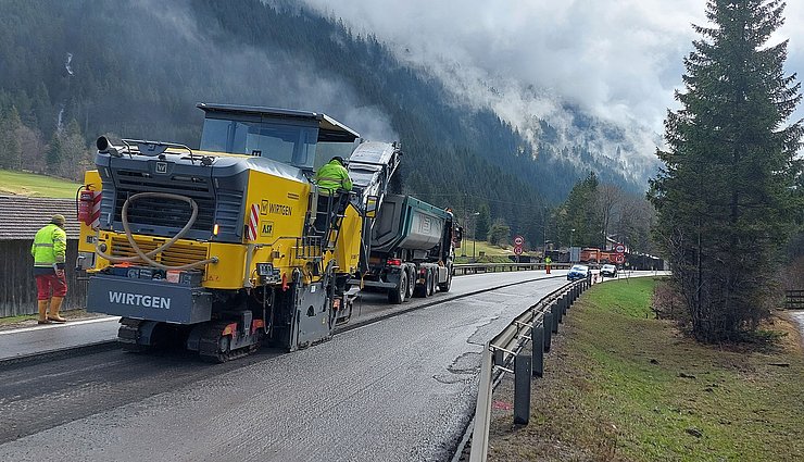 Auf eine Länge von rund einem Kilometer wird auf der B 179 Fernpassstraße im Bereich Rollenmühlsteig der Straßenbelag erneuert.