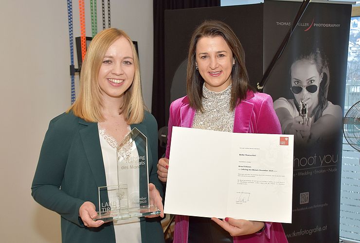 Arbeits- und Jugendlandesrätin Astrid Mair gratulierte Anna Eliskases zum "Lehrling des Monats Dezember 2023".