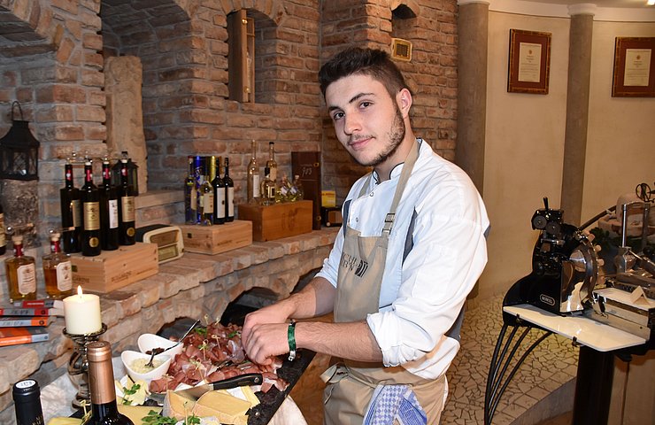 November: David Prantl (Maurach) Gastronomiefachmann bei der Hotel Vier Jahreszeiten GmbH in Eben am Achensee. David ist Mitglied der Landjugend Eben am Achensee, der Mauracher Seeteufel und der Schützenkompanie Eben-Maurach. Im Altersheim musiziert er gerne für die BewohnerInnen