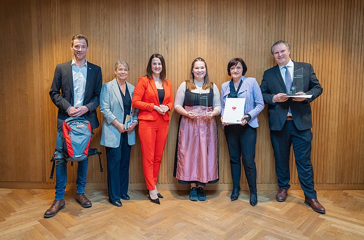© Land Tirol/Hörmann Von links bei der Lehrlingsauszeichnung Stefan Wanner (Bezirksstellenleiter Innsbruck-Stadt Wirtschaftskammer Tirol), Martina Bombardelli (Direktorin Tiroler Fachberufsschule für Tourismus und Handel Landeck), Arbeits- und Jugendlandesrätin Astrid Mair, "Lehrling des Monats Februar 2026" Anna Degasperi, Andrea Ager (Vizepräsidentin Arbeiterkammer Tirol) und Josef Sailer (Geschäftsführer Hotel Sailer).