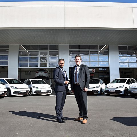 Landeshauptmannstellvertreter Georg Dornauer und Landesrat Rene Zumtobel mit zahlreichen Elektroautos beim Bauhof in der Valiergasse in Innsbruck.