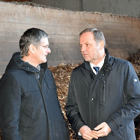 LHStv Josef Geisler und Klaus Flörl (li.), Geschäftsführer der Bioenergie Tirol, freuen sich über den Kundenzuwachs für das Biomasse-Heizwerk Rotholz. Dieses wird ab 2020 auch das neue agrarische Bildungs- und Forschungszentraum HBLFA Tirol mit Wärme aus 