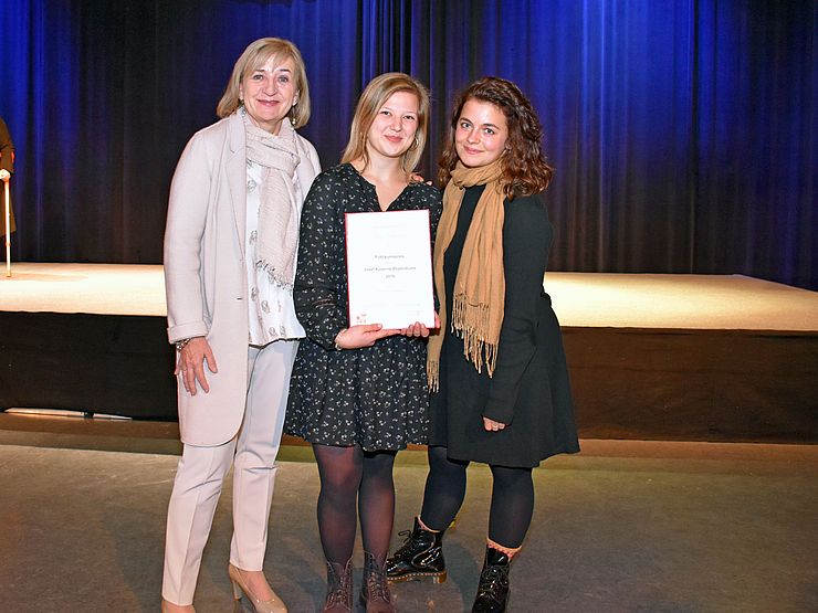 Von links: Landesrätin Beate Palfrader mit den Publikumslieblingen 2019 - Jana Stadlmayr - und 2015 - Ronja Forcher.