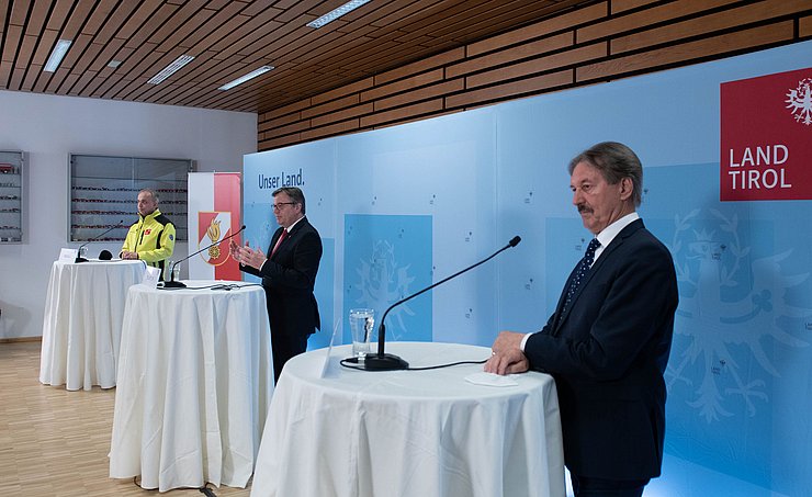 Beim heutigen Medientermin informierten LH Günther Platter (Mitte), Elmar Rizzoli vom CORONA-Einsatzstab des Landes (links) und der Bürgermeister von Schwaz, Hans Lintner, (rechts) zum Start der Impfaktion in der Bezirkshauptstadt Schwaz und im ganzen Bezirk Schwaz. 