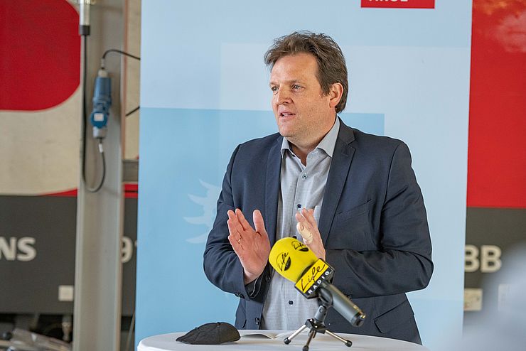 Es werde immer wichtiger, eine durchgängige Mobilitätslösung für Einheimische und Gäste von Tür zu Tür anzubieten, stellt Regionalmanager der ÖBB-Personenverkehr AG Rene Zumtobel klar.