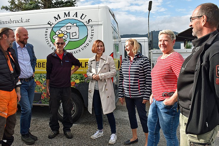 LRin Gabriele Fischer (Mitte) und Emmaus-Geschäftsführer Benedikt Zecha (2. v.li.) mit MitarbeiterInnen des Vereins Emmaus.