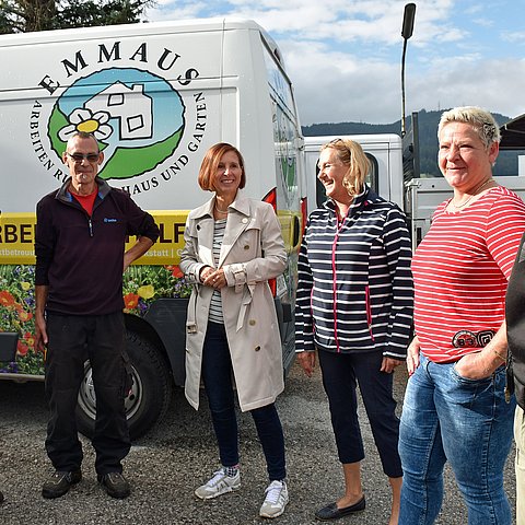 LRin Gabriele Fischer (Mitte) und Emmaus-Geschäftsführer Benedikt Zecha (2. v.li.) mit MitarbeiterInnen des Vereins Emmaus.