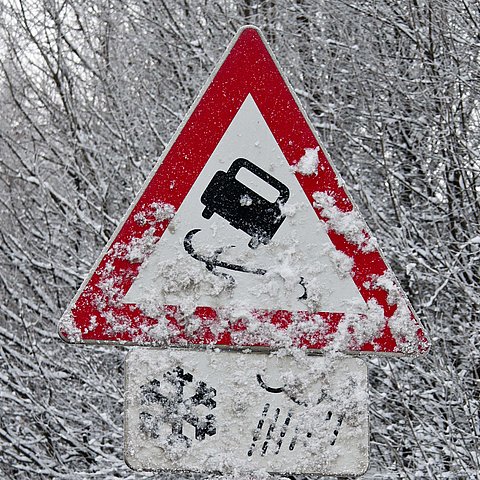 Verscheites Verkehrszeichen Schleudergefahr im Winter