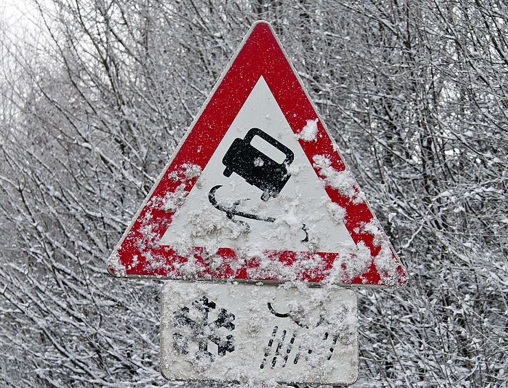 Verscheites Verkehrszeichen Schleudergefahr im Winter