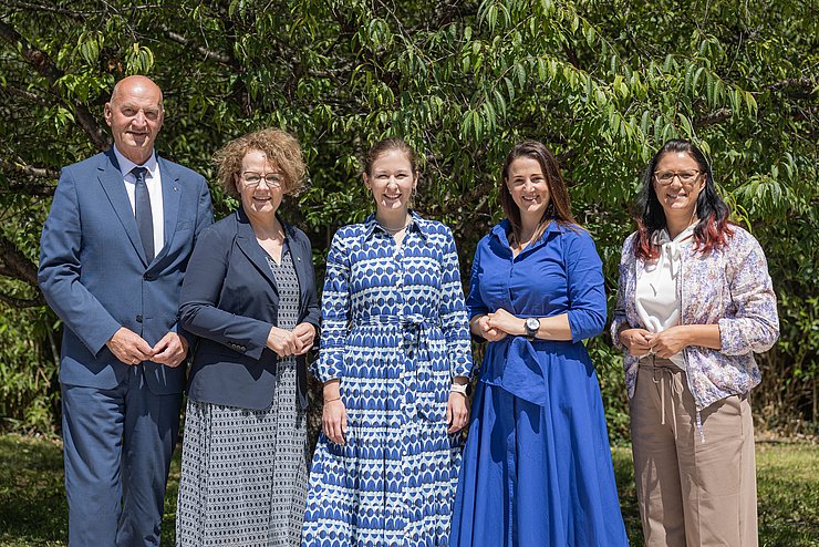 V. li. bei der LandesjugendreferentInnenkonferenz LR Christian Dörfel (Oberösterreich), LRin Christiane Teschl-Hofmeister (Niederösterreich), Familienministerin Claudia Plakolm, LRin Astrid Mair und LRin Sara Schaar (Kärnten).