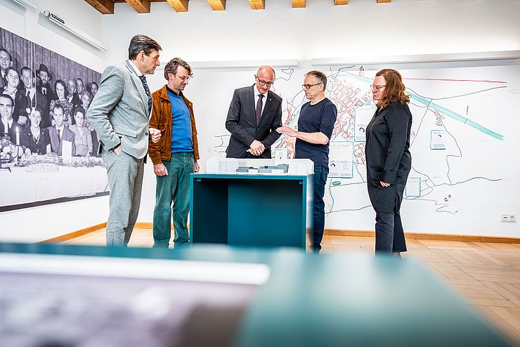 Zeigen sich erfreut über den großen Andrang bei der Leokadia-Ausstellung (v. l.): Landesamtsdirektor Herbert Forster, die beiden Ausstellungskuratoren Dominik Markl und Niko Hofinger, Hilde Strobl (Kuratorin der Rahmenausstellung „Vom Gauhaus zum Landhaus“) und LH Anton Mattle.