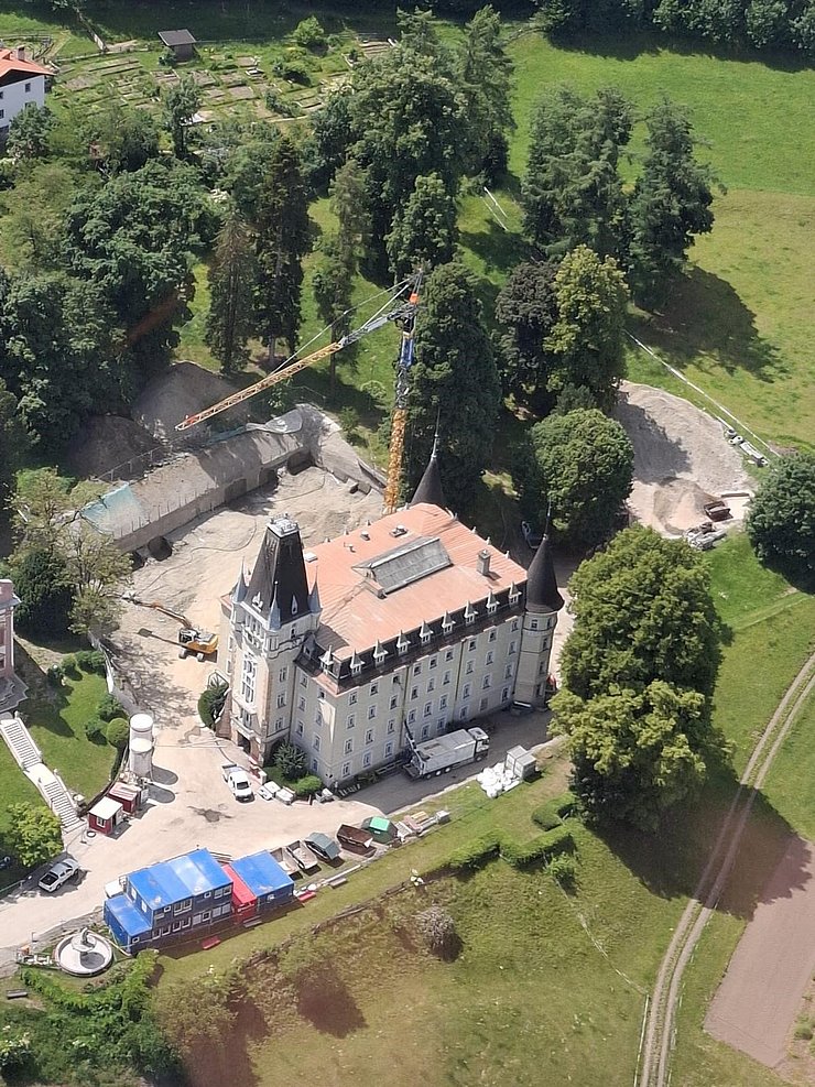 © Land Tirol Luftaufnahme Schloss Mentlberg mit Baustelle und Kran