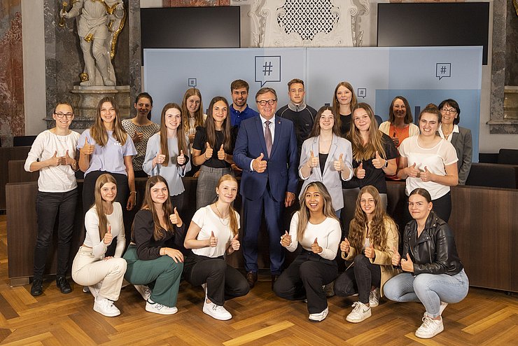 Gruppenfoto mit der gesamten Klasse und LH Platter in der Mitte.