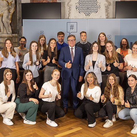 Gruppenfoto mit der gesamten Klasse und LH Platter in der Mitte.