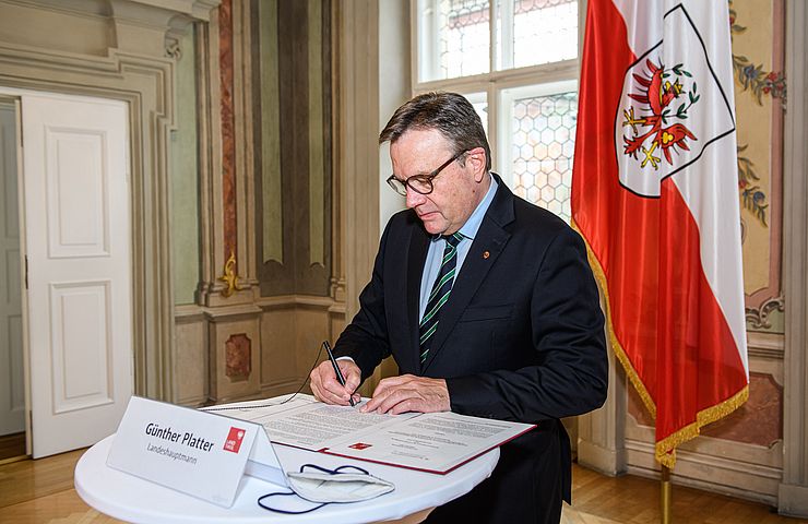 LH Günther Platter bei der Unterzeichnung des Grundsatzbeschlusses.