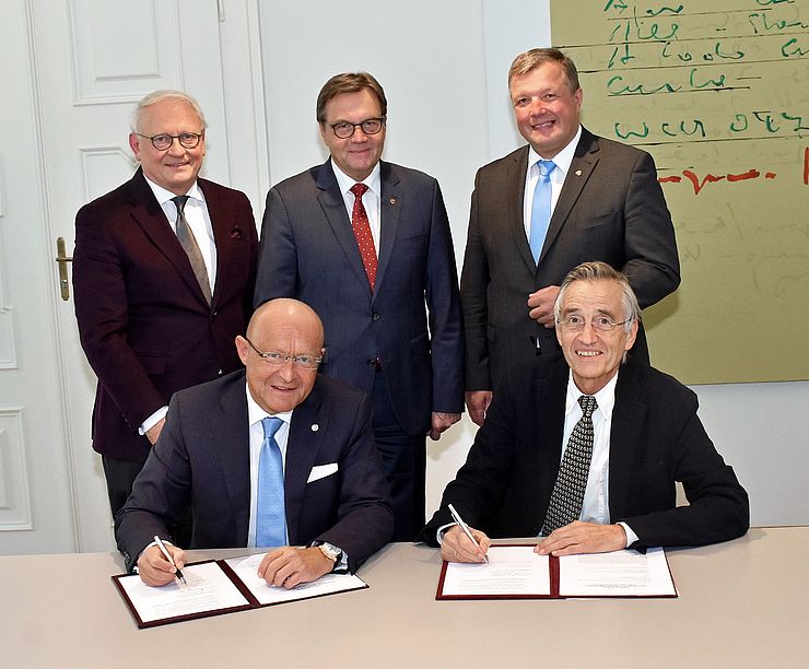 Vertragsunterzeichnung mit Prof. Popp und Rektor Märk (v. li. und re.) sowie hinten von links Prof. Günther Bonn, Institut für Analytische Chemie und Radiochemie, LH Platter, LR Tilg