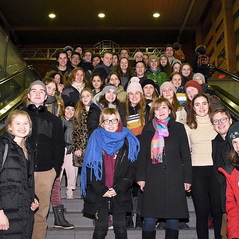 LRin Beate Palfrader verabschiedet die Jugendlichen vor ihrer Reise am Bahnhof in Innsbruck.