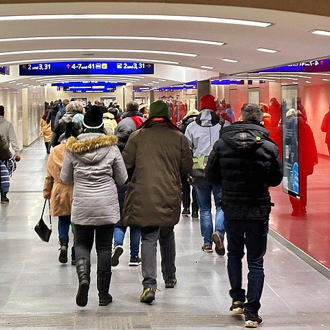 Menschen am Bahnhof